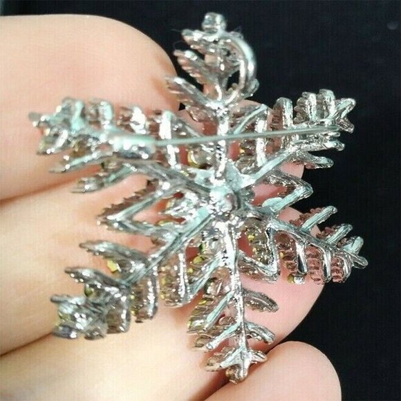 Deluxe Rhinestone Christmas Vintage Style Silver back Snowflake Brooch Pin US - Picture 3 of 4